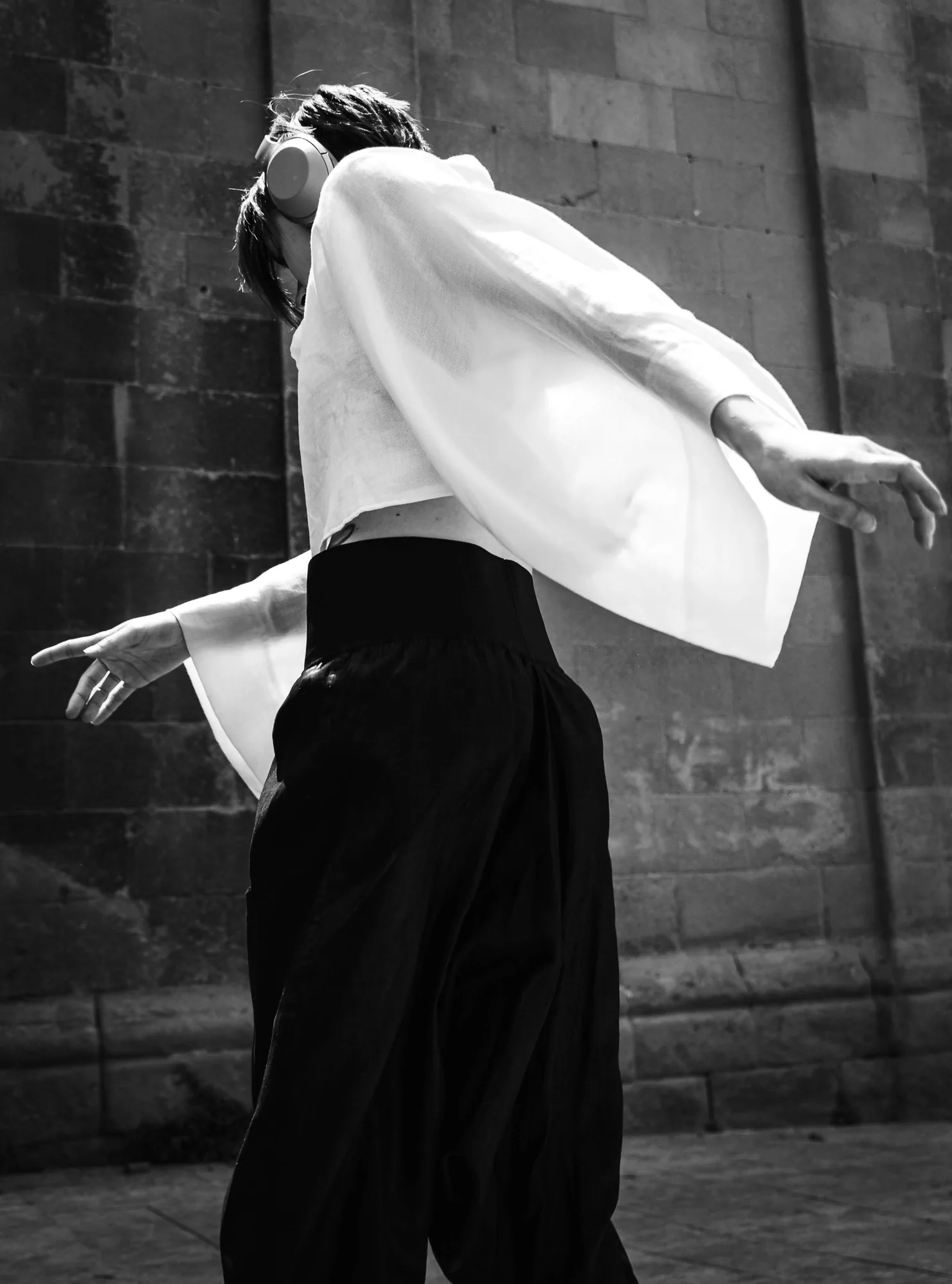 Editorial ANTONIO RODRIGUEZ — prenda blanca en movimiento